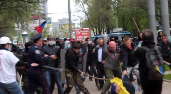 На митинге в Донецке милиционера контузило от взрыва