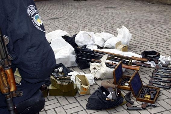 Силовики увезли из Донецка оружие милиционеров-предателей, - фото