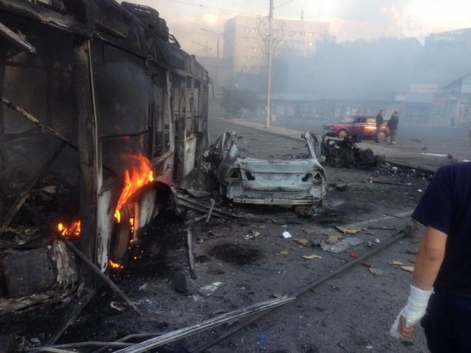 В Донецке в результате обстрела загорелся вокзал и магазины на площади, - видео