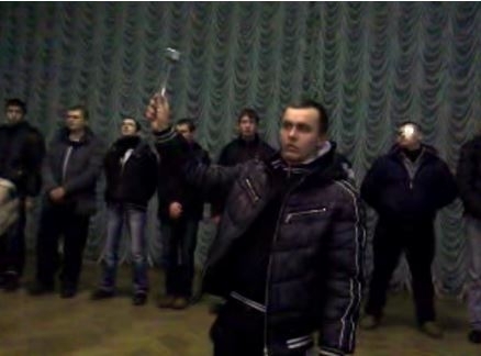 Євромайданівці допитують "тітушок" у Будинку профспілок, - онлайн трансляція