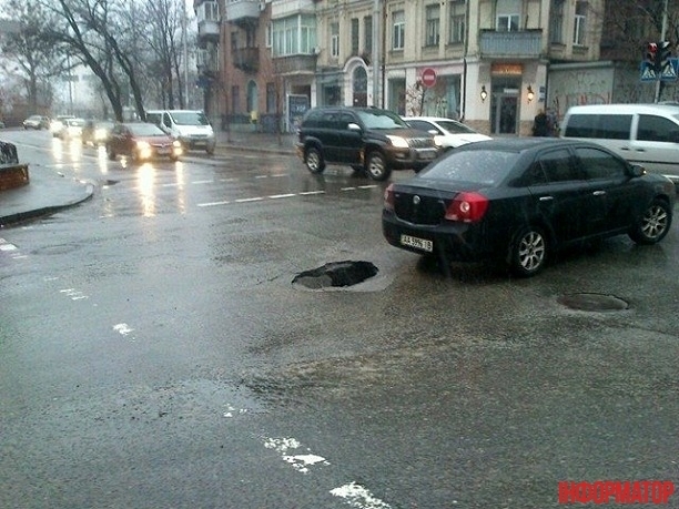 На дорозі в Києві провалився асфальт
