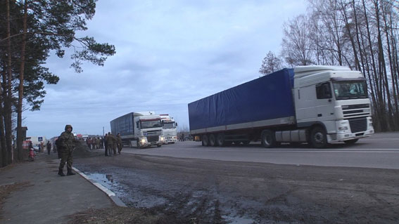 Копачі бурштину розблокували автодорогу в Рівненській області, – ВІДЕО