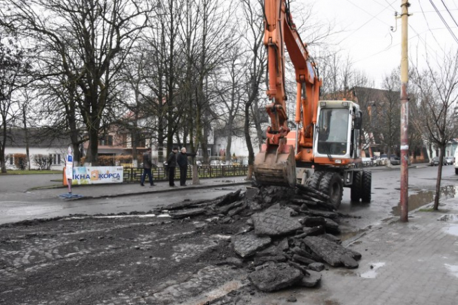 Замість ремонту дороги на Закарпатті розкопали стару бруківку, – ФОТО