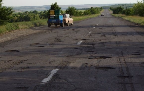 Українські дороги визнали одними з найгірших у світі, - міжнародний рейтинг