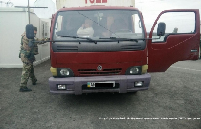 Прикордонники на Донбасі затримали вантажівку з 10 банкоматами, - ФОТО
