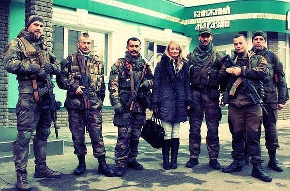 Наблюдатель ОБСЕ в Донбассе симпатизирует сепаратистам: фотографируется с ними и носит футболку с надписью 