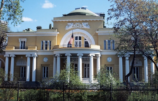 Резиденцию посла США в Москве забросали файерами