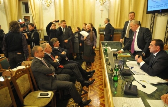 На сессию Львовского облсовета, на котором должны были рассматривать вопрос недоверия Сало, не пришли депутаты