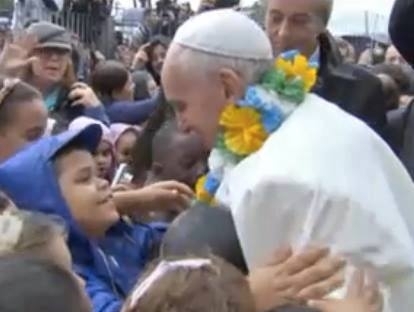 Папа Франциск у Ріо-де-Жанейро під дощем обіймав та цілував жителів нетрів 
