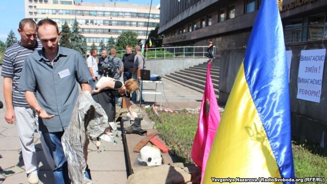 В Запорожье спасатели ГСЧС вышли на акцию протеста с требованием реформ отрасли