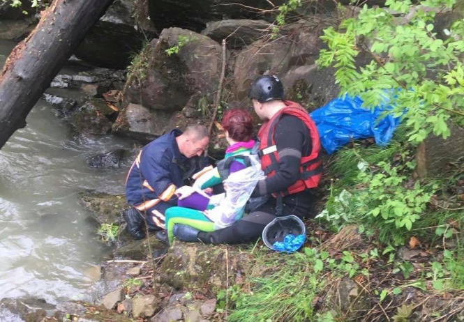 На Івано-Франківщині авто впало у річку з висоти 40 метрів, троє людей загинули
