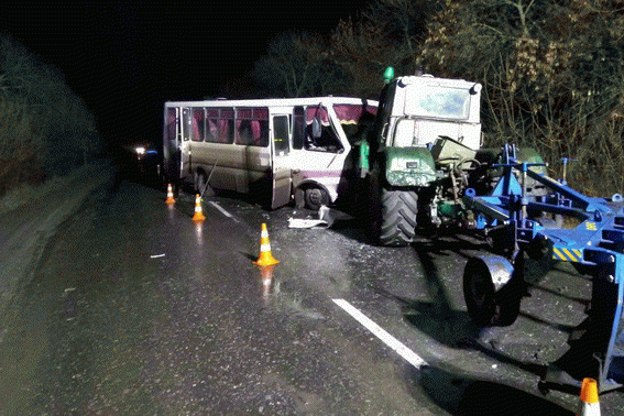 На Луганщине автобус столкнулся с двумя тракторами: пострадали 13 человек