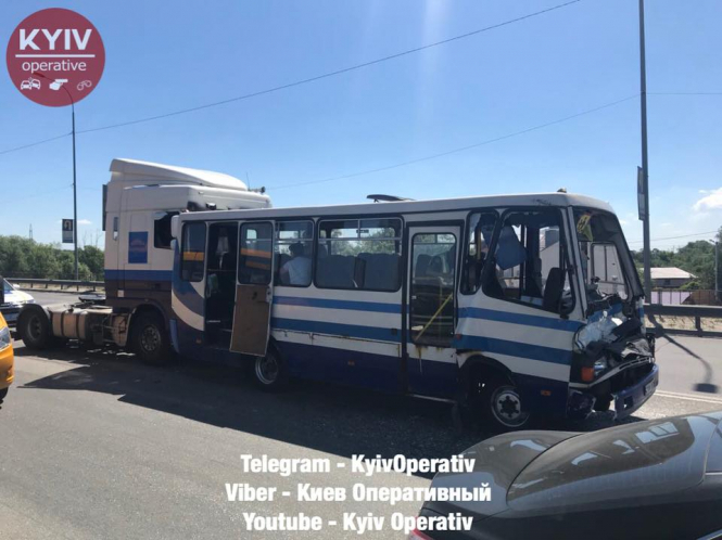 У Киева ДТП: столкнулись почтовый грузовик, маршрутка и тягач - ВИДЕО