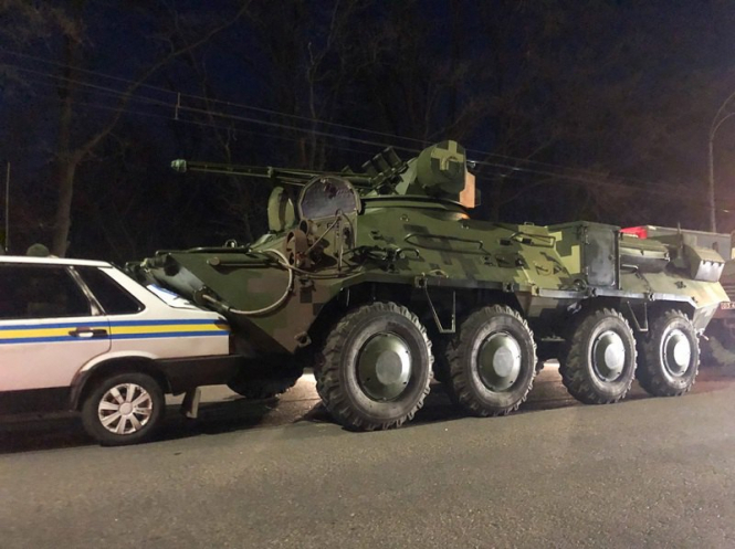 В Киеве БТР врезался в машину военной инспекции