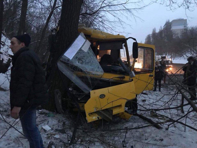 У Києві зіштовхнулися дві маршрутки: постраждали 12 людей