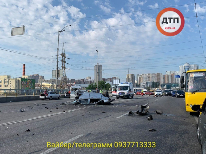 Четыре человека погибли в ДТП возле центрального автовокзала в Киеве - ФОТО