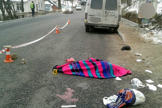 Водитель фургона сбил насмерть 4-летнюю девочку выехав на тротуар, - ФОТО