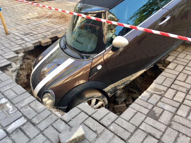 Авто провалилось в яму в центре Києва