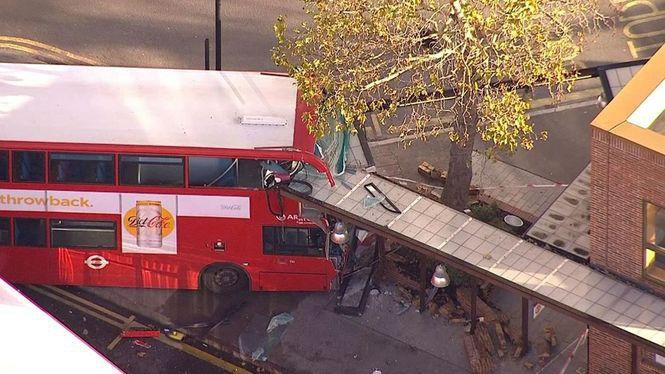 В результате аварии двухэтажного автобуса в Лондоне пострадали 20 человек