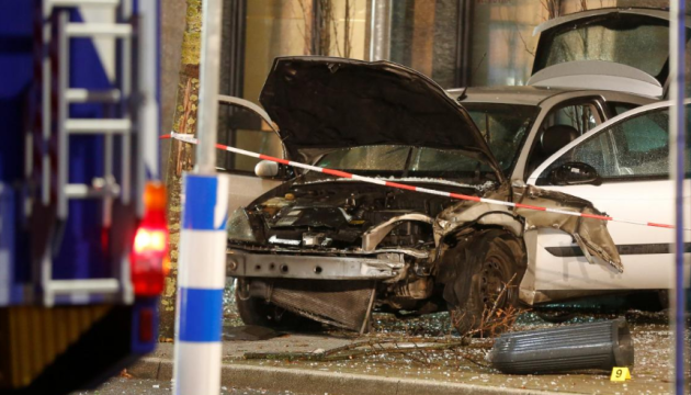 В Германии автомобиль влетел в автобусную остановку, 10 пострадавших