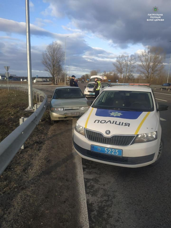 На одесской трассе под Киевом патрульные с погоней задержали пьяного водителя