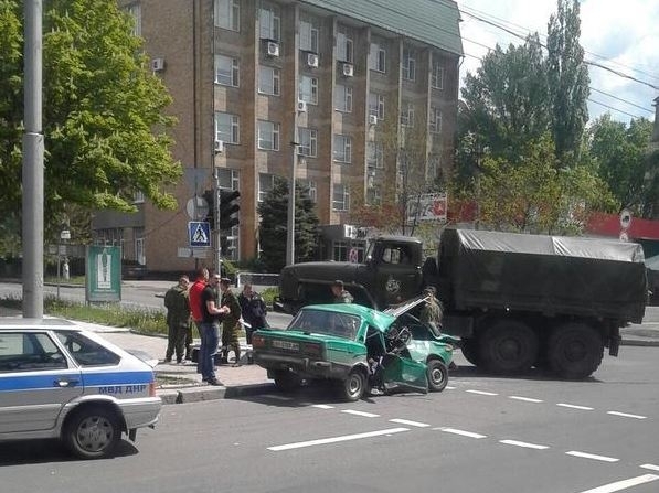 У центрі Донецька терористи розчавили машину з людьми