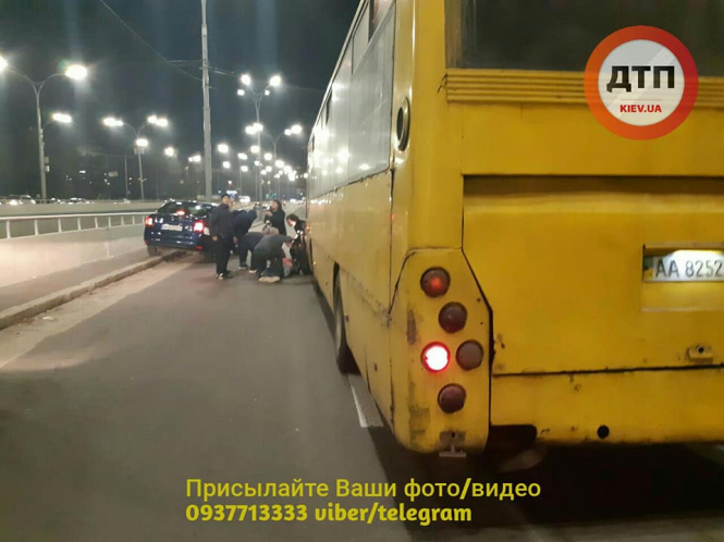У Києві маршрутка наїхала на пішоходів, троє людей постраждали
