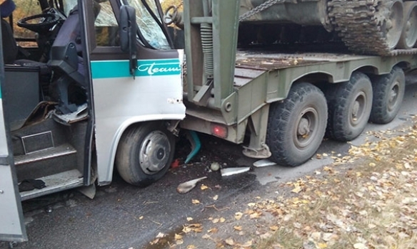 На Вінничині пасажирський автобус врізався у військовий тягач: є поранені