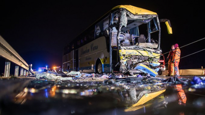 В Германии автобус столкнулся с грузовиком: водитель погиб, еще 17 человек пострадали