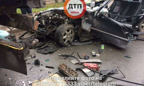 В Киеве Mercedes влетел в грузовик, 22-летний водитель погиб