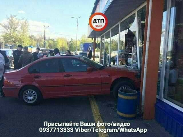 В Киеве женщина на BMW протаранил четыре авто возле ТЦ и влетела в витрину, - ФОТО