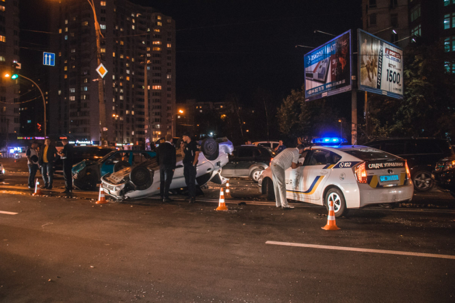 В Киеве водитель, убегая от полиции, перевернулся и разбил три авто