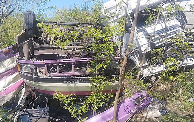 На Миколаївщині зерновоз зіткнувся з рейсовим автобусом і машиною ЗСУ: 10 осіб постраждали

