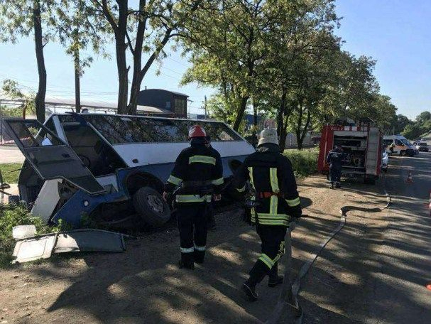 У Чернівецькій області перекинувся автобус з пасажирами: постраждали 11 осіб
