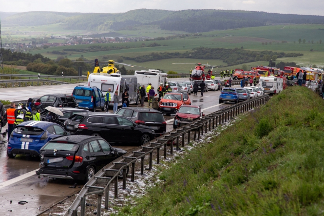 У Німеччині через сильний град зіткнулися 50 авто, є постраждалі, - ФОТО