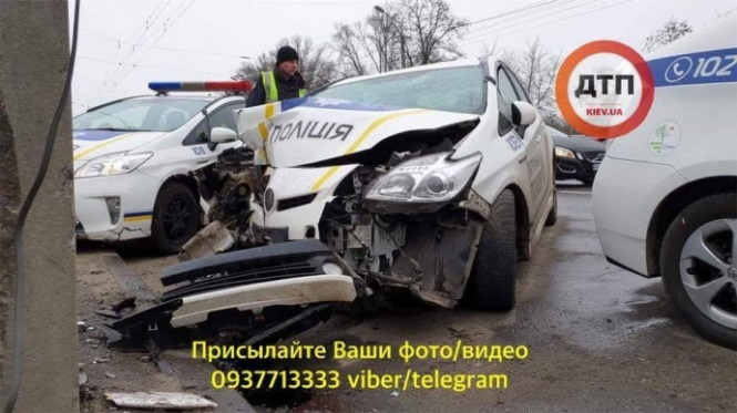 У Києві авто патрульних влетіло у стовб, двоє поліцейських у лікарні