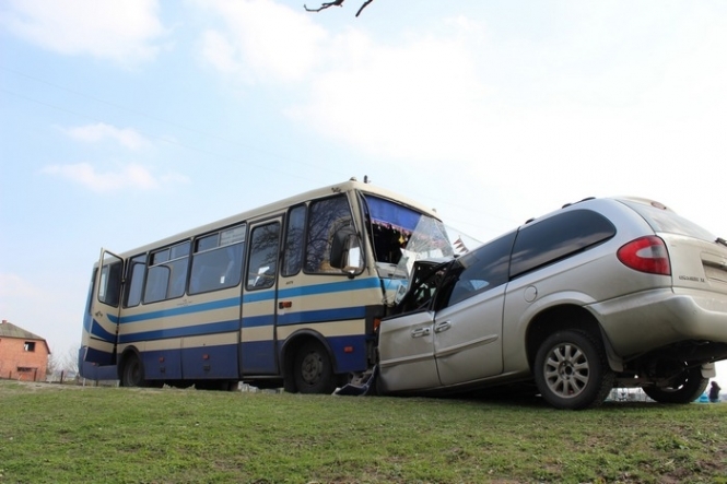 Двое человек погибли в результате столкновения автобуса и иномарки на Львовщине, - фото
