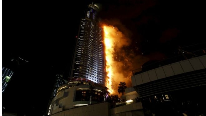 В Дубае загорелся элитный отель-небоскреб: огнем охвачены десятки этажей, - ВИДЕО