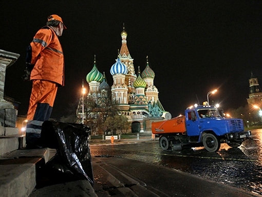 З Москви зникли двірники-таджики: російська столиця завалена сміттям