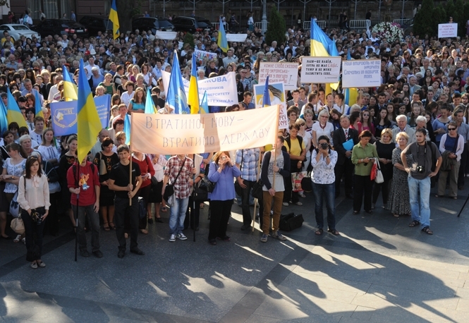 Половина українців проти офіційного статусу російської мови