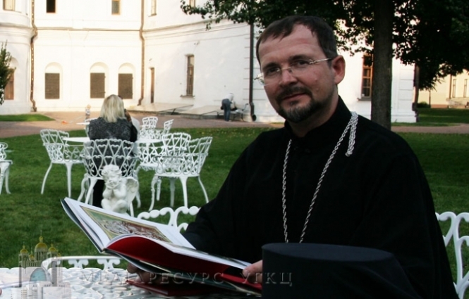 Одна справа - бути священником у мирний час, а інша йти на фронт, - владика Богдан Дзюрах