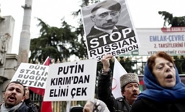 В Турции во время визита Путина крымские татары организовали протест