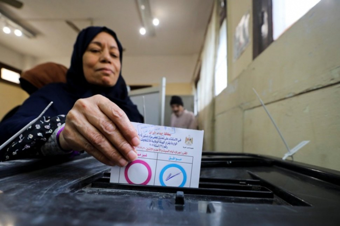 В Египте голосуют по изменениям в конституцию, которые позволят действующему президенту остаться при влас