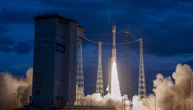Ракета Vega запустила три французькі військові супутники