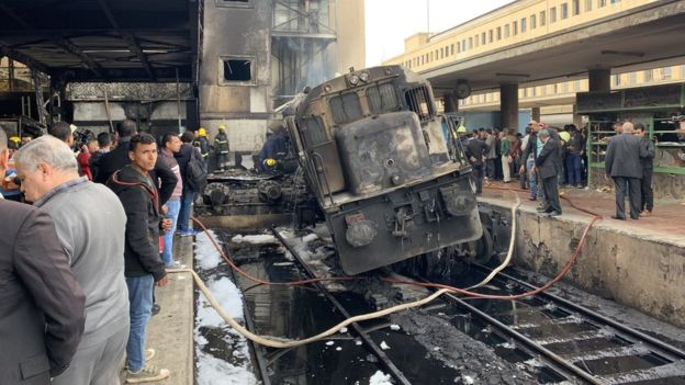 В Египте поезд врезался в платформу, возник пожар: не менее 20 погибших
