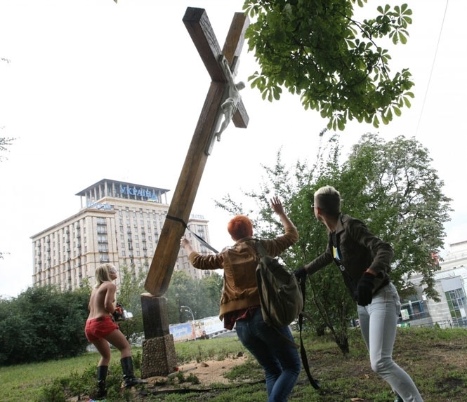 Янукович хоче якомога жорсткіше покарати FEMEN