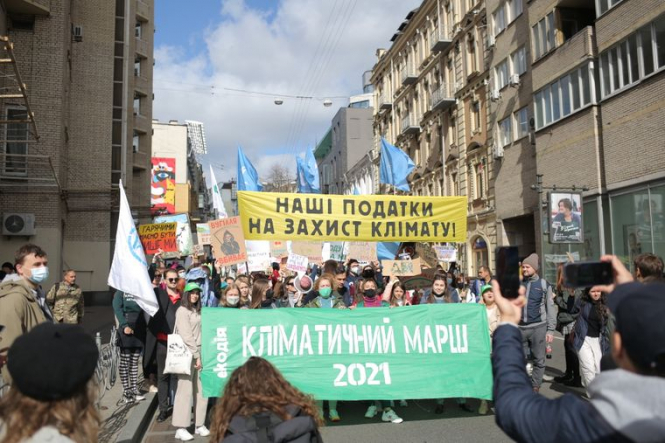 Сотни людей в Киеве вышли на Климатический марш