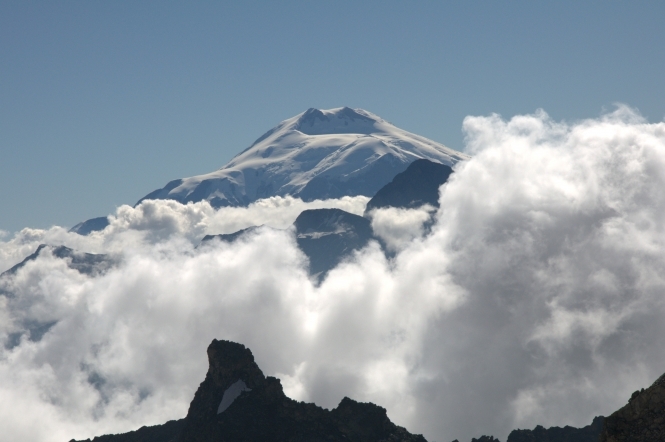 На Эльбрусе украинский альпинист сорвался с высоты более 5 тыс метров