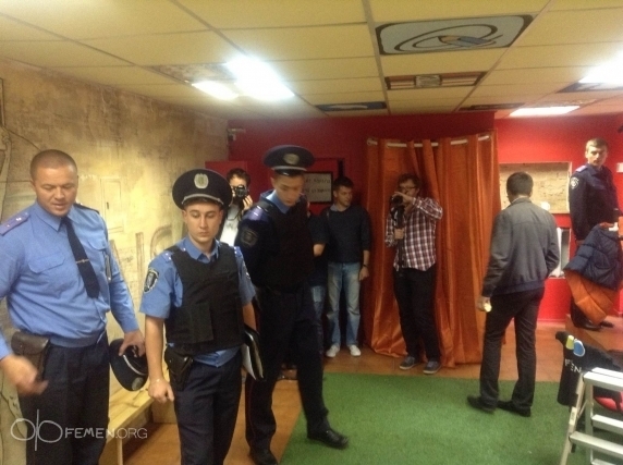 Міліція знайшла у FEMEN вибухівку, зброю і портрети Путіна та Кирила (відео)