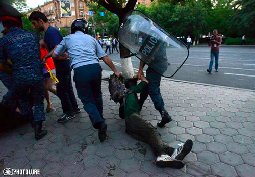 В Армении полицейские приступили к разблокированию проспекта Баграмяна